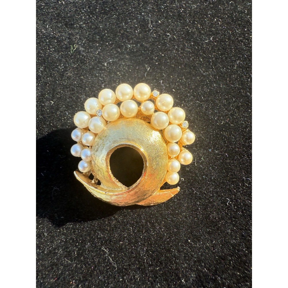 BSK Gold Tone Pin Circle Pearl Rhinestone Lapel Brooch Vintage Signed 1.5”